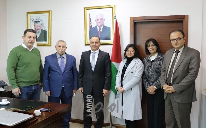 التميمي يطلع السفير المصري على التطورات الفلسطينية