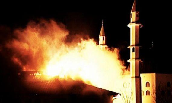 مُصلٍ يشعل النار في إمام مسجد بنابلس