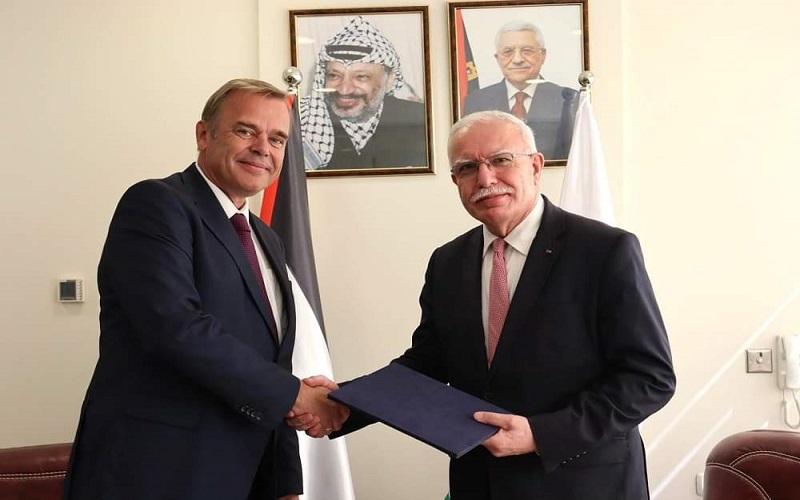 وزير الخارجية الفلسطيني يتسلم نسخة من أوراق اعتماد السفير الهولندي