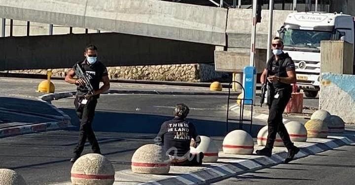 شرطة الاحتلال يعتقل فلسطينيا حاول تنفيذ عملية طعن عند حاجز قلنديا