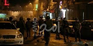 شبان فلسطينيون يلقون زجاجات حارقة على مركبات إسرائيلية بالخليل