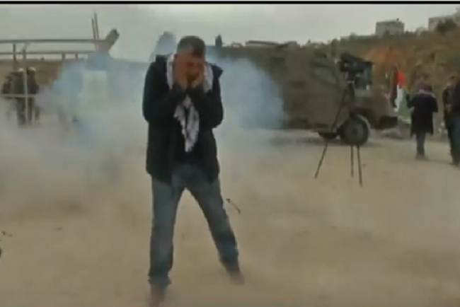 بالفيديو ..قوات الاحتلال تستهدف طاقم قناة "الغد" بالقنابل الغازية أمام سجن عوفر