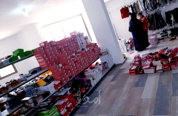 تنمية قلقيلية توزع 250 طرداً غذائياً و1372بطاقة إلكترونية لأسرة فقيرة