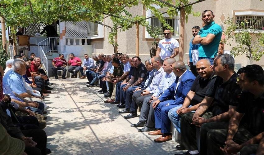 محافظي قلقيلية وسلفيت  ومدراء الاجهزة الامنية يزورون عائلة الشهيد مازن الأحمد