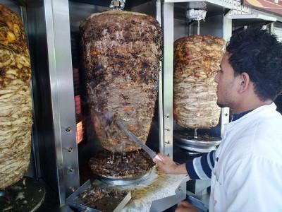 غزة: إغلاق مطعم شاورما فاسدة لعدم صلاحيتها للاستهلاك الآدمي