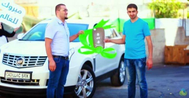 "بالفيديو" مواطن من الخليل فاز بسيارة "كاديلاك" من "جوال" وتبرع بها!