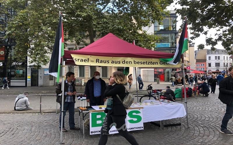 حركة الـ “BDS" والجالية الفلسطينية ينظموا طاولة معلومات عن فلسطين في مدينة "بون" الألمانية