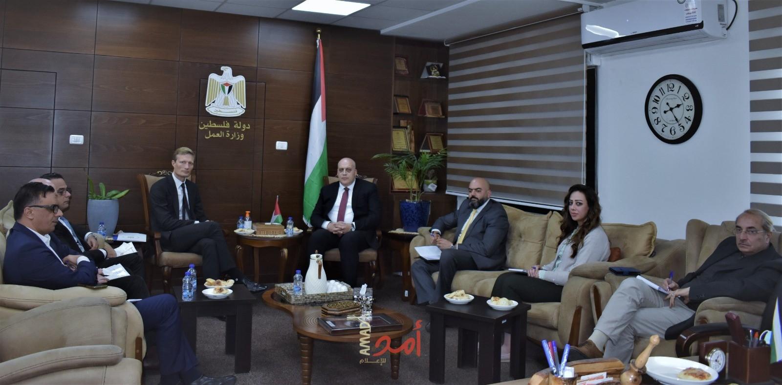 وزارة العمل تلتقي وفدا من برنامج الغذاء العالمي