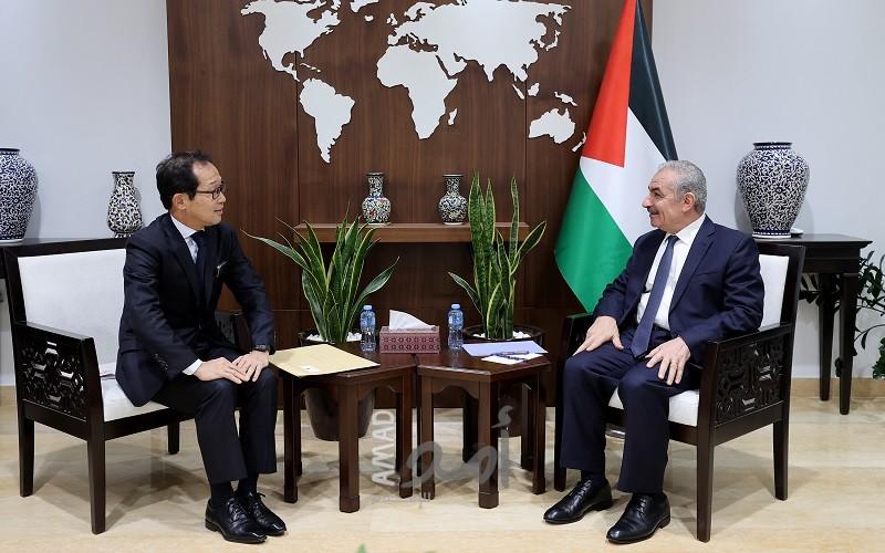 اشتية يبحث مع السفير الياباني آخر المستجدات وتطورات الأوضاع في فلسطين