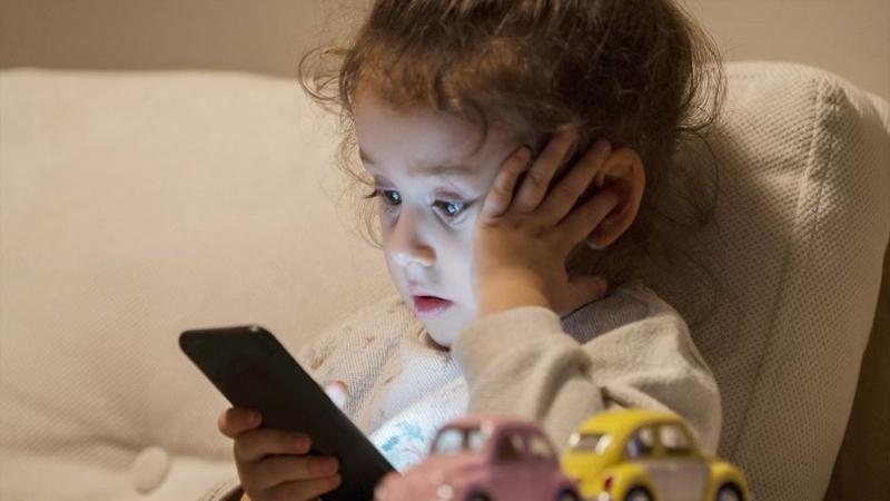 الاستخدام المفرط لــ المحمول يؤدى لزيادة الطلب على الحبوب المنومة للأطفال