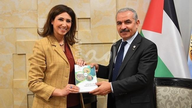 أشتية يتسلم التقرير السنوي للجهاز المركزي للإحصاء الفلسطيني