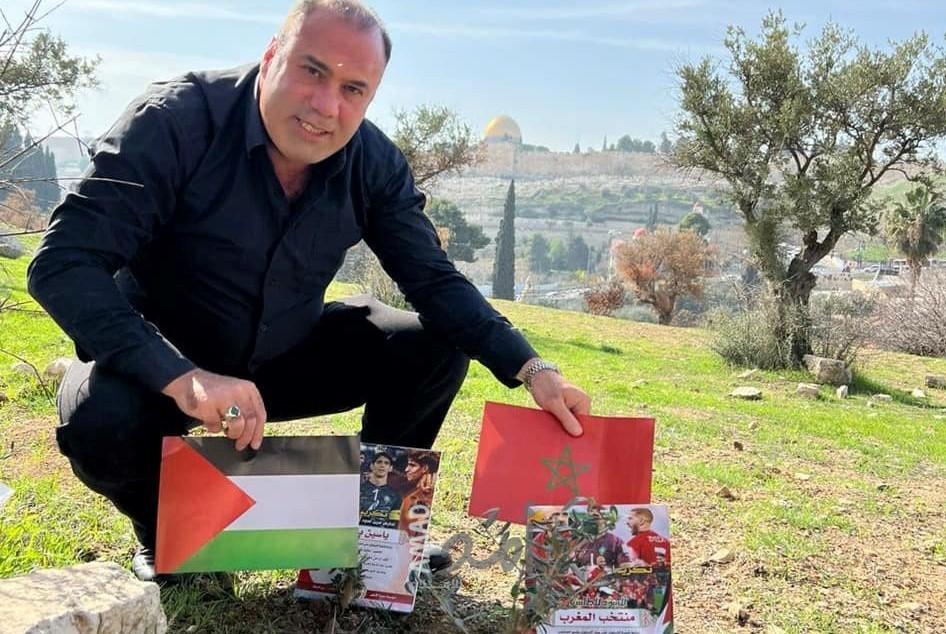 سيدة الأرض تغرس شجر الزيتون احتفاء بالمنتخب الوطني المغربي وحارس عرينها ياسين بونو