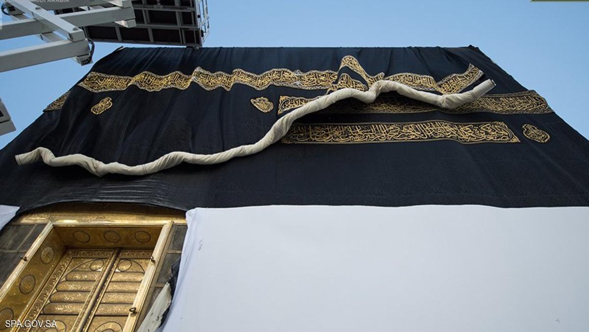 بالصور .. تغيير كسوة الكعبة المشرفة