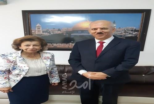 عيسى يلتقي نورا قرط رئيسة جمعية العطاء المقدسية للمسنين