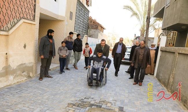 بالصور - بلدية خانيونس تنهي موائمة أحد الشوارع لأحد جرحى مسيرة العودة