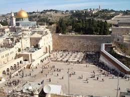 قوات الاحتلال تعتقل فتاة ويبعد شابا عن القدس لمدة 5 شهور