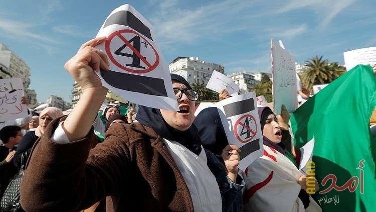 الآلاف يتظاهرون وسط الجزائر.. والضغط مستمر على بوتفليقة