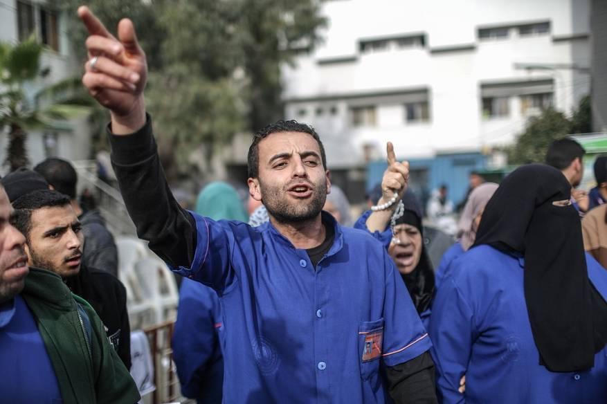 بالصور.. عمال النظافة في مرافق وزارة الصحة  بغزة يطالبون بصرف رواتبهم