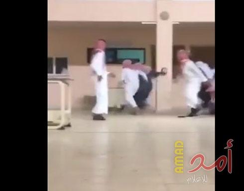 شاهد ماذا فعل معلم من الطلاب بعد إطلاق دجاجة في فناء مدرسة - فيديو