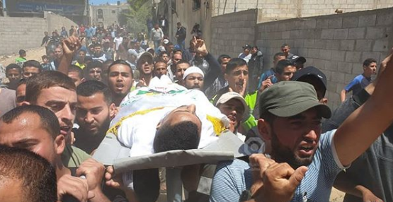 بالصور.. جماهير رفح تودع الشهيد "عبد الله عبد العال"