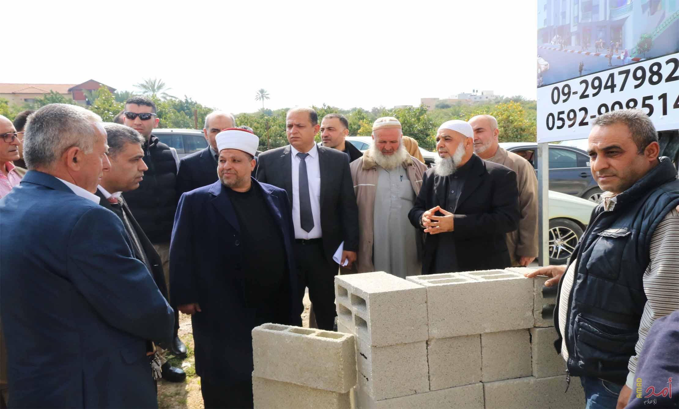 بالصور.. ادعيس ونائب المحافظ يفتتحان مقر لجنة الزكاة ويضعان الحجر الأساس لمبنى برج الخير بقلقيلية