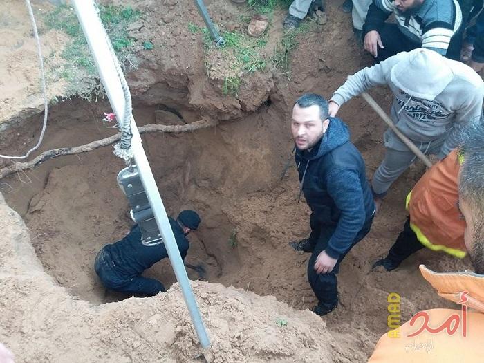 بالصور.. طواقم الدفاع المدني تنتشل جثة شاب من "بئر ماء" في جباليا