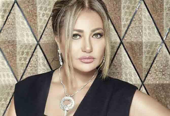 ليلى علوي تعود إلى القاهرة بعد إجراء عملية جراحية في فرنسا