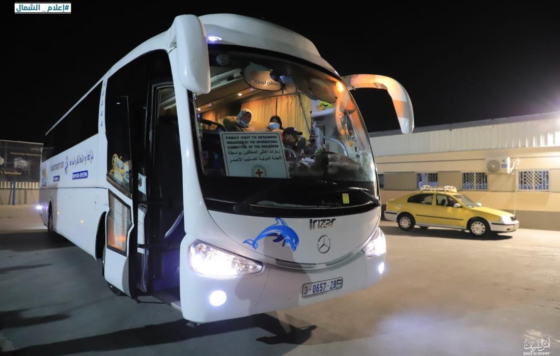 (51) مواطنًا من ذوي أسرى غزة يتوجهون لزيارة أبناءهم في سجن "نفحة"