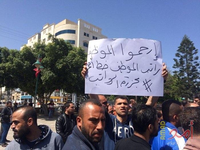 بنوك غزة "دمار وخربان ديار".. موظفون لـ"أمد": خصومات القروض تسلب قوت أطفالنا.. ومختصون يوصون بترحيلها