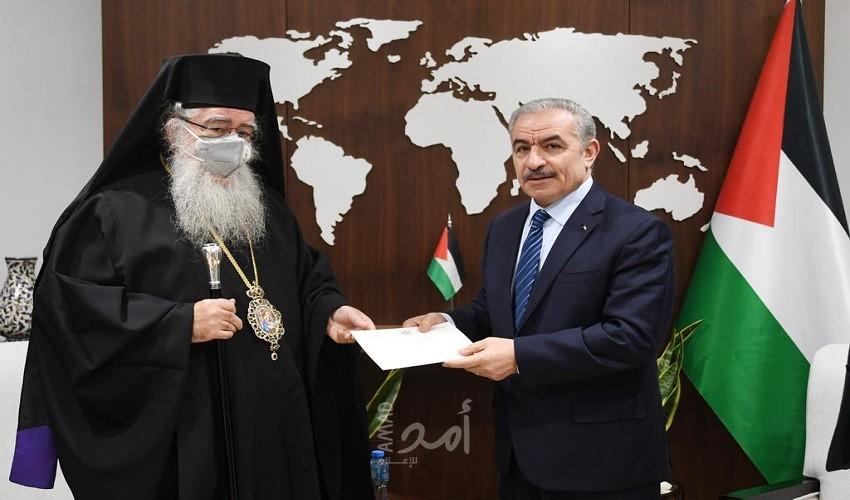 اشتية يتسلم دعوة لحضور احتفالات أعياد الميلاد وقداس منتصف الليل وفق التقويم الشرقي