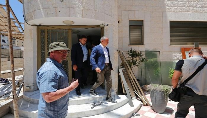 بالصور.. ملادينوف يتفقد آثار القصف الإسرائيلي على منزل مستشار الأمم المتحدة بغزة