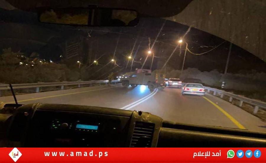 الاحتلال يغلق طريق "واد المطارب" جنوب طولكرم بالسواتر الترابية