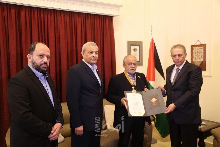 الرئيس عباس يمنح أمين عام الصليب الأحمر اللبناني وسام بيت لحم