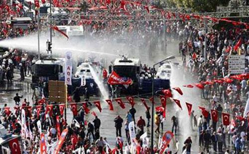 الآف العمال يتحدون "ديكتاتورية اردوغان" ويقتحمون ميدان "تقسيم" للإحتفال بألأول من أيار - صور