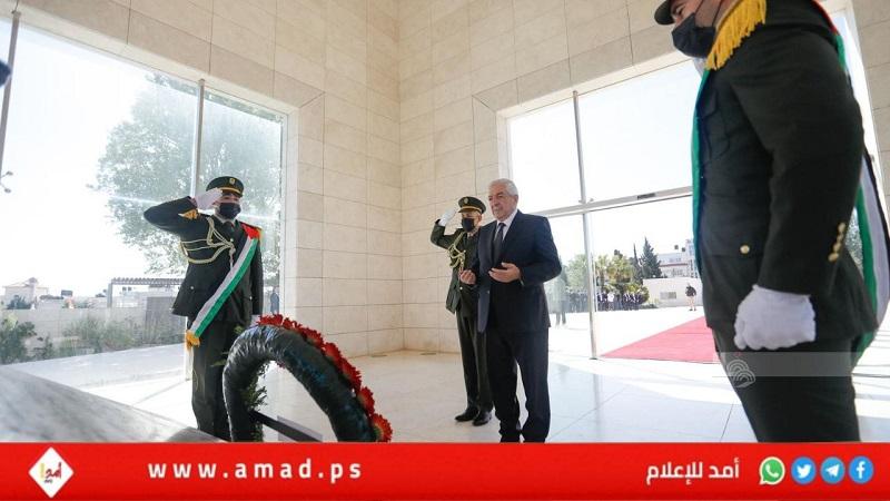 محدث.. العالول و"أمناء سر الفصائل" وضع إكليلاً من الزهور على ضريح الشهيد "ياسر عرفات"