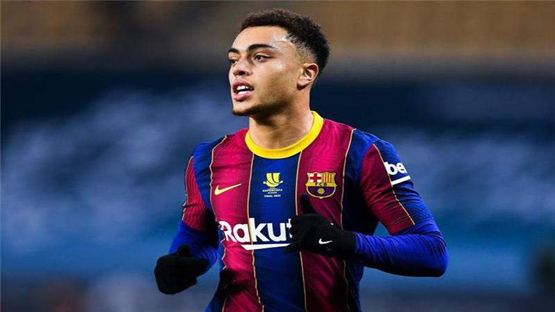الإصابة تنهي موسم سيرجينيو ديست الظهير الأيمن لــ برشلونة