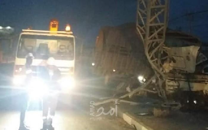 بالصور..غزة: اصطدام مركبة بعامود كهرباء في حادث سير مروع وسط القطاع