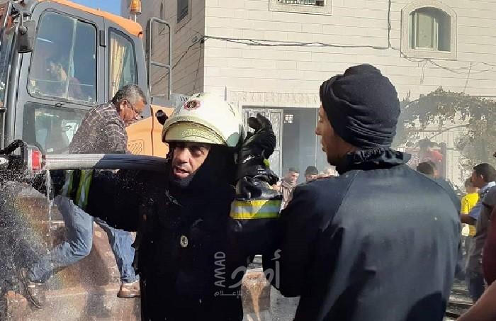 بالصور.. طواقم الدفاع المدني تسيطر على حريق ضخم اندلع بمتجر في الخليل