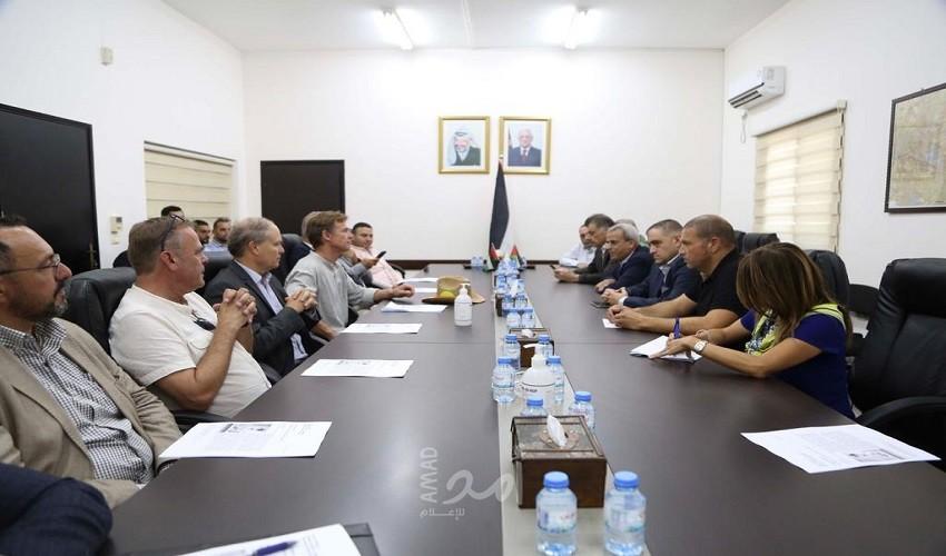 قلقيلية: المحافظ يلتقي وفداً دبلوماسياً ويطلعه على واقع المحافظة