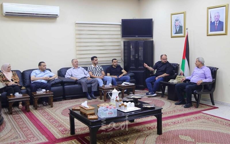 قلقيلية: المحافظ يلتقي وفداً من اللجنة الشعبية لخدمات اللاجئين