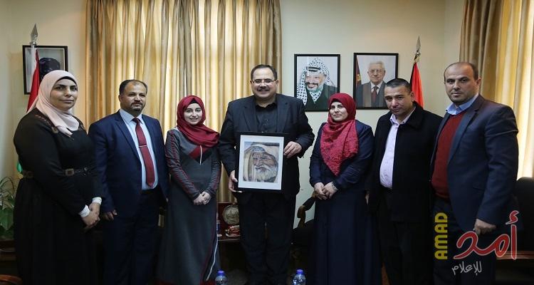 كفيفة موهوبة ورسامة محترفة ومسنة مثابرة على مقعد الوزير