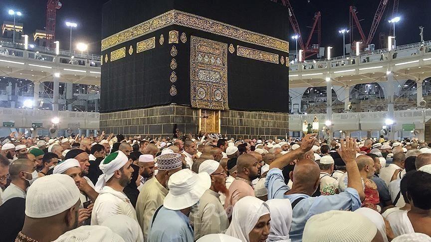 الحجاج يبدأون أول مناسك الحج