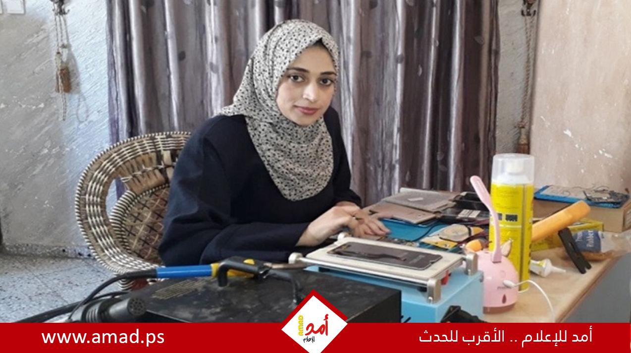 تقرير: ولاء أبو حماد.. امرأة تتقن "صيانة" الهواتف الخلوية- صور