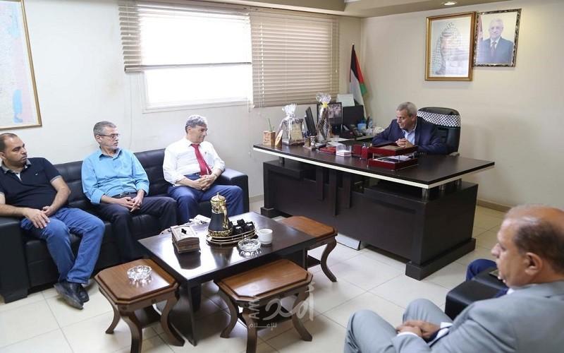 قلقيلية: المحافظ يزور عدد من مؤسسات المحافظة