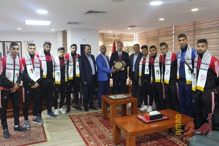 السفير "اللوح" يستقبل فريق جامعة الأزهر لكرة القدم