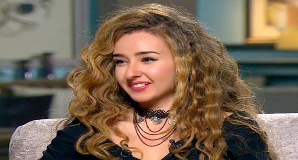 بعد ادعاء مساعدتها فى دخول الفن.. هنا الزاهد تقصف جبهة ساندى