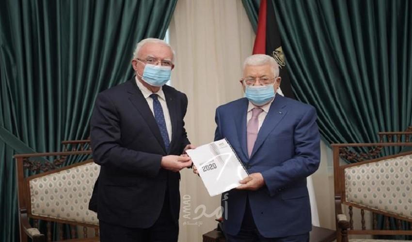 الرئيس عباس يتسلم التقرير السنوي  لوزارة الخارجية والمغتربين من الوزير المالكي