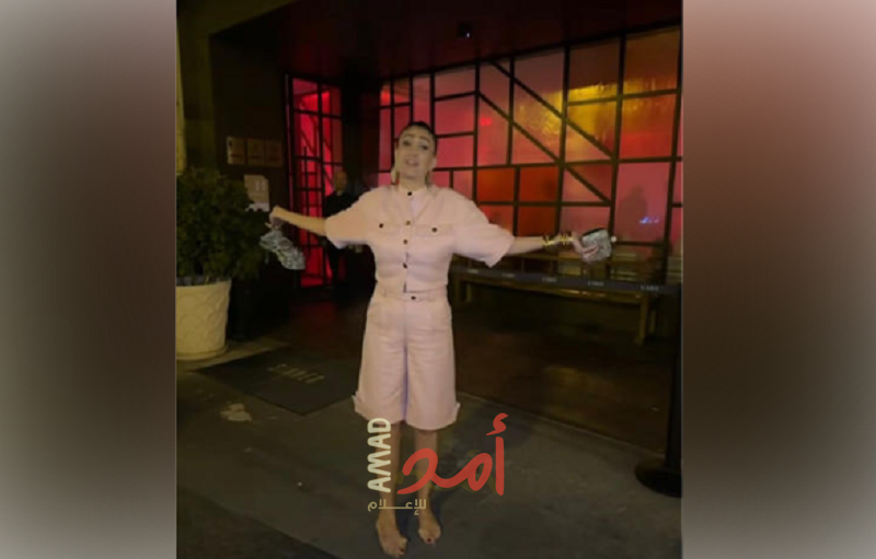 غادة عبد الرازق تخلع حذائها في أحد مطاعم باريس
