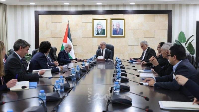 اشتية يبحث مع رئيس بنك الاستثمار الأوروبي إقامة مشاريع في قطاعي المياه والطاقة