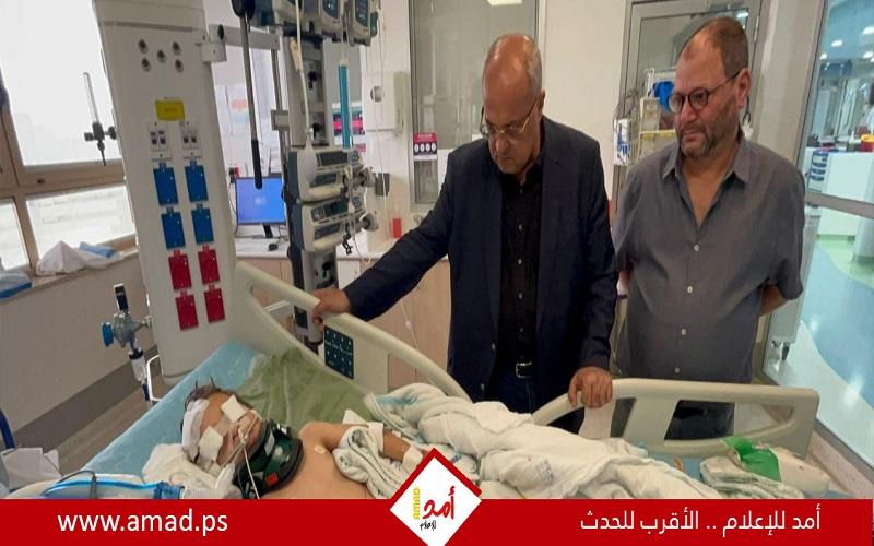 الطيبي وكسيف يزوران الطفل المصاب برصاص جيش الاحتلال